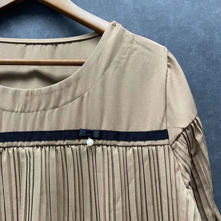 切り替えプリーツブラウス ベージュ ※4/8迄に順次発送予定