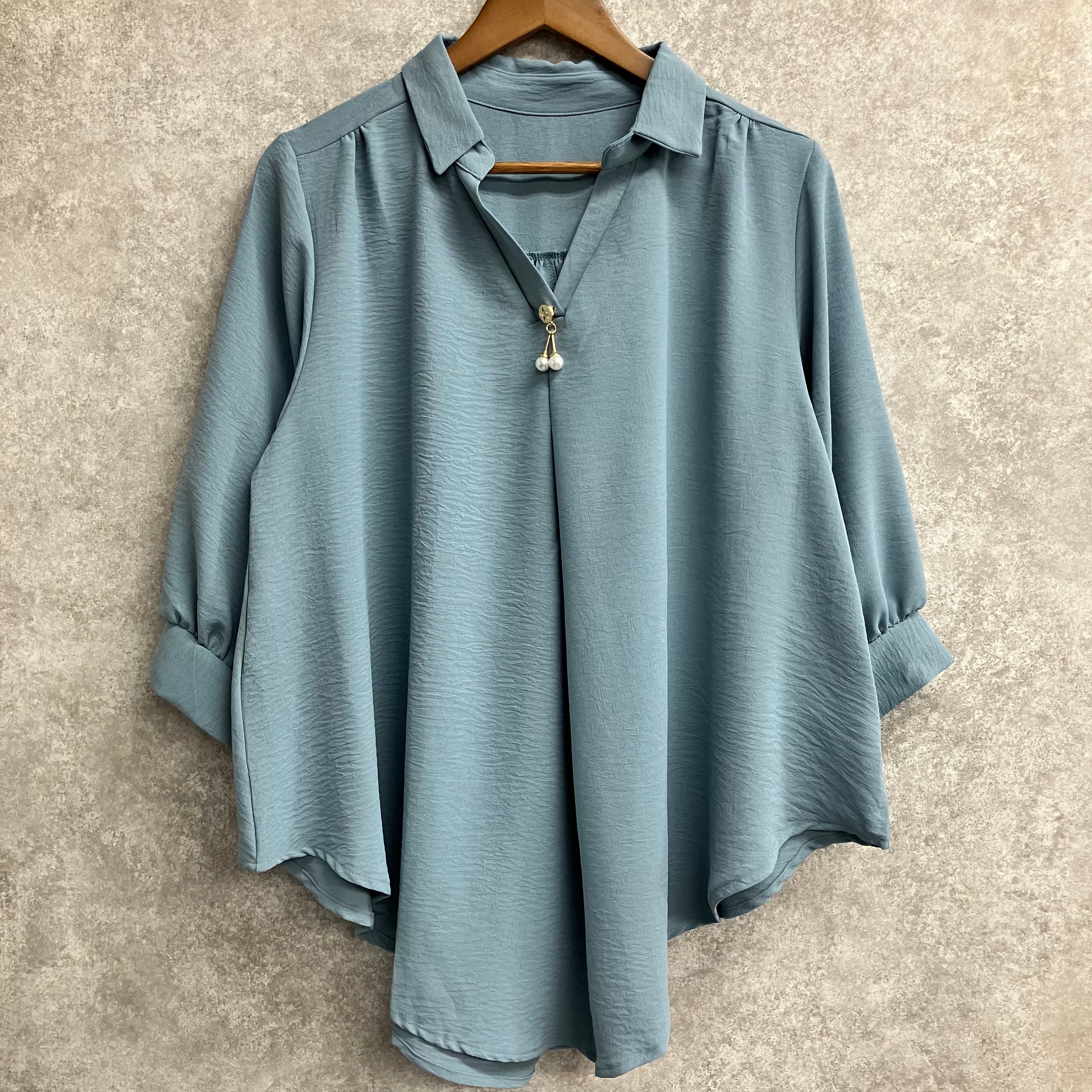 チャーム付スキッパーシャツブラウス ブルーグレー※7/9~7/15迄に順次発送予定