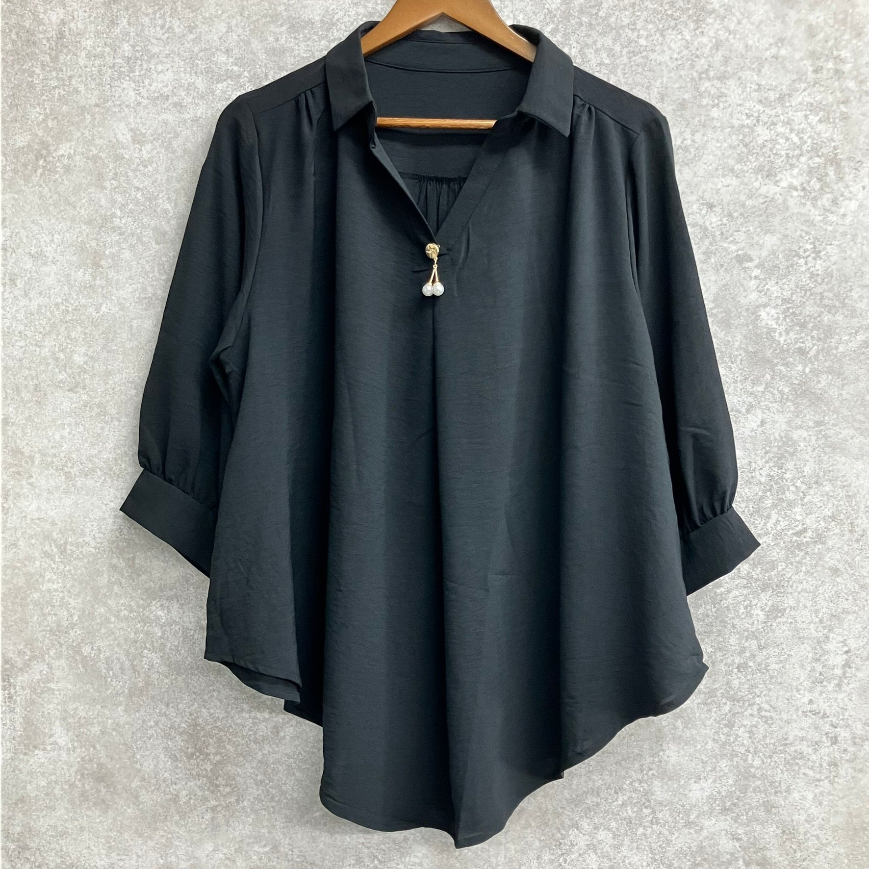 チャーム付スキッパーシャツブラウス ブラック※7/9~7/15迄に順次発送予定