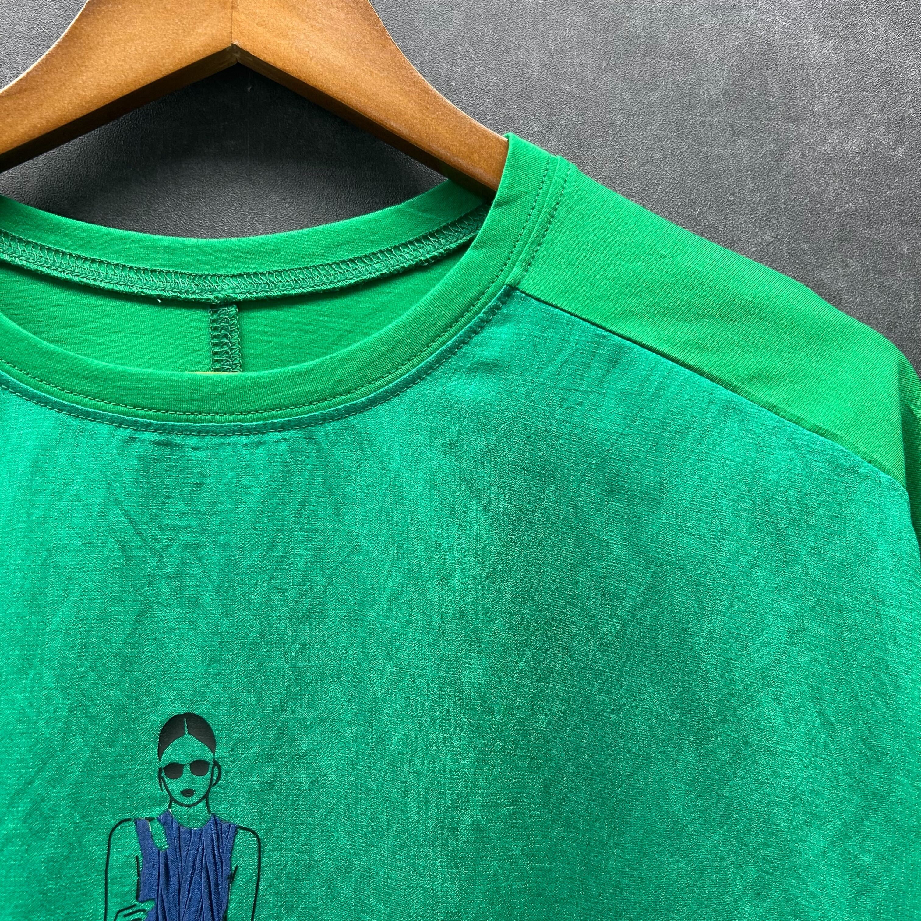 ウーマングラフィックTシャツ グリーン※4/23~29までに順次配送予定