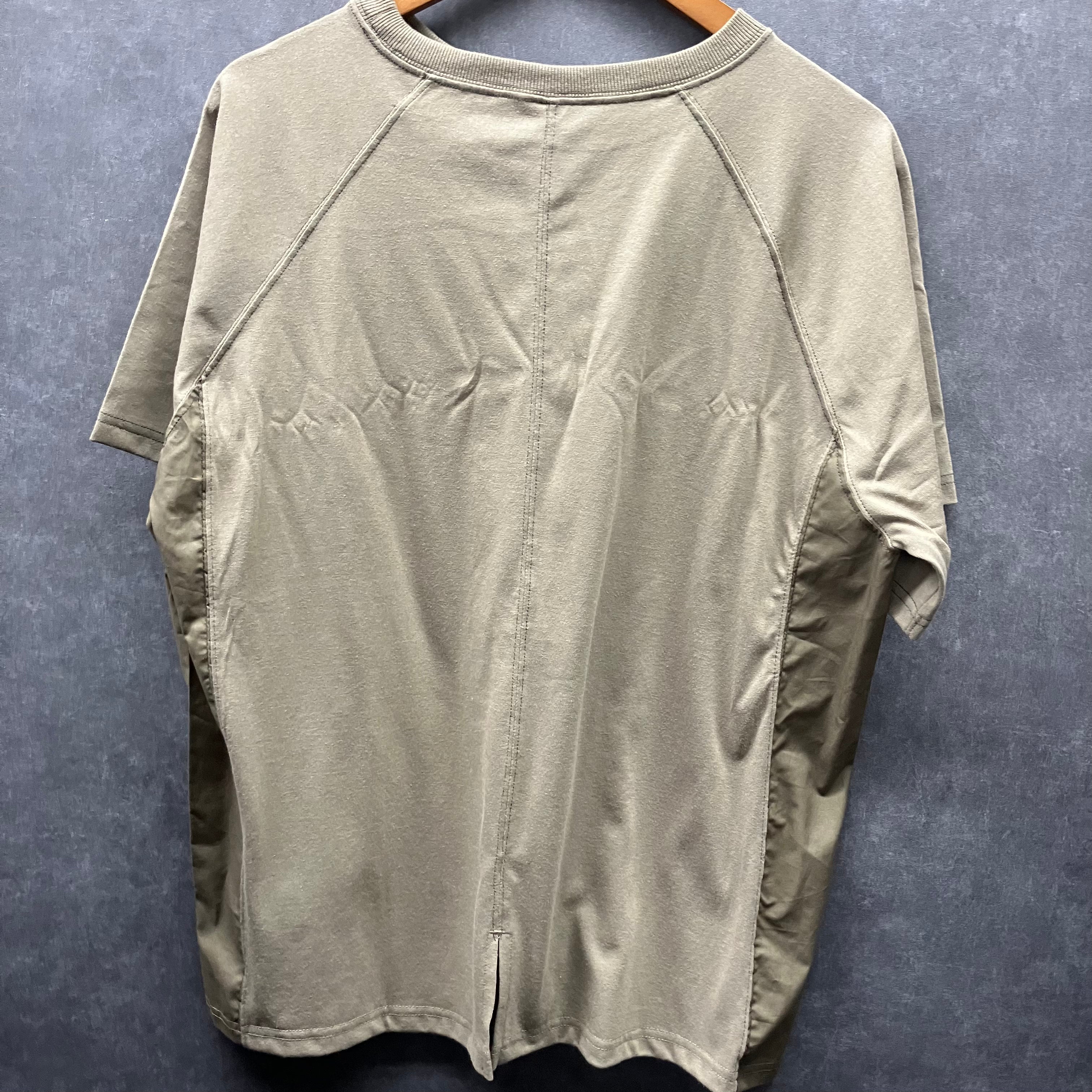 異素材切替ロゴカットソー カーキ※7/16~22迄に順次発送予定