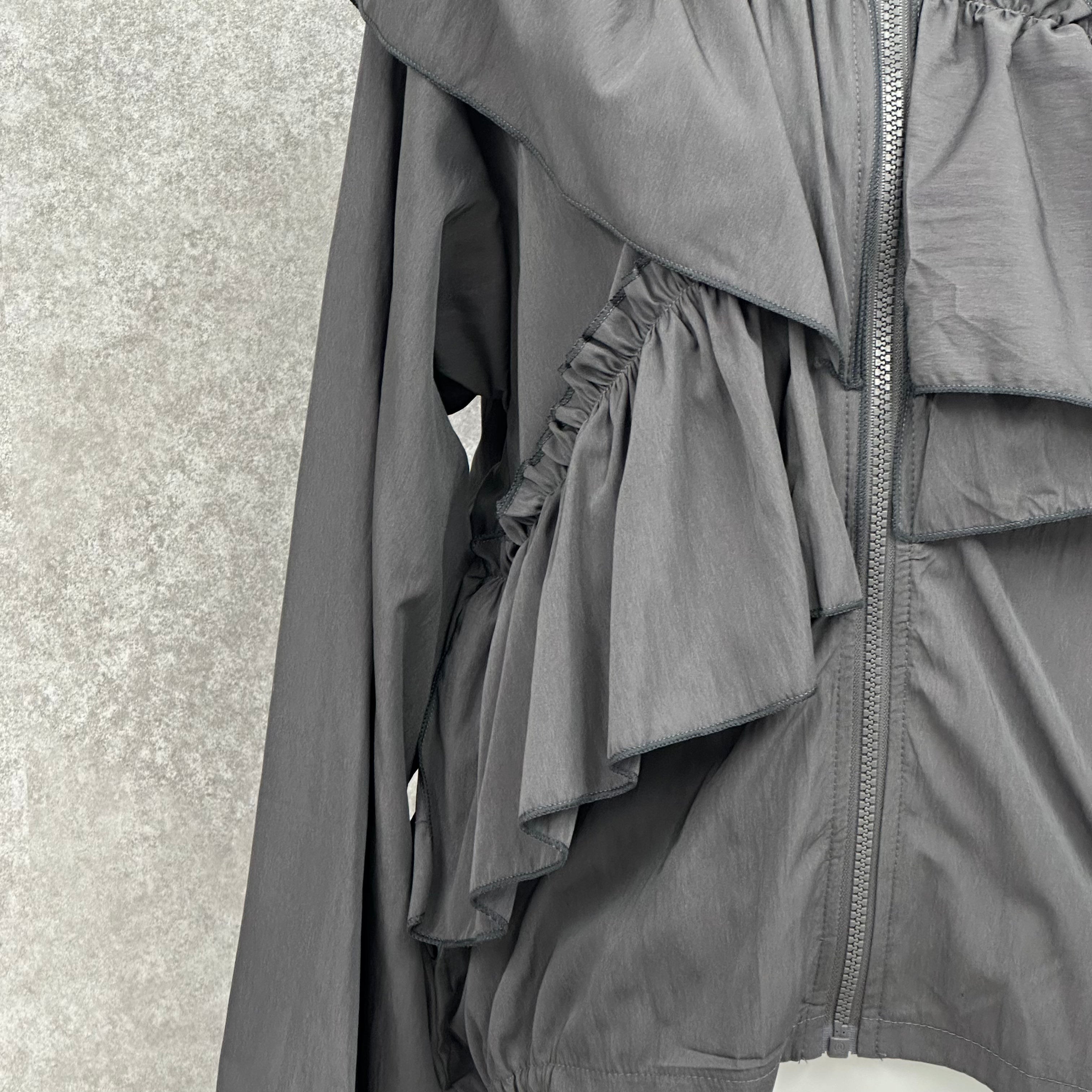 アシンメトリーフリルブルゾン チャコールグレー※4/1迄に順次発送予定