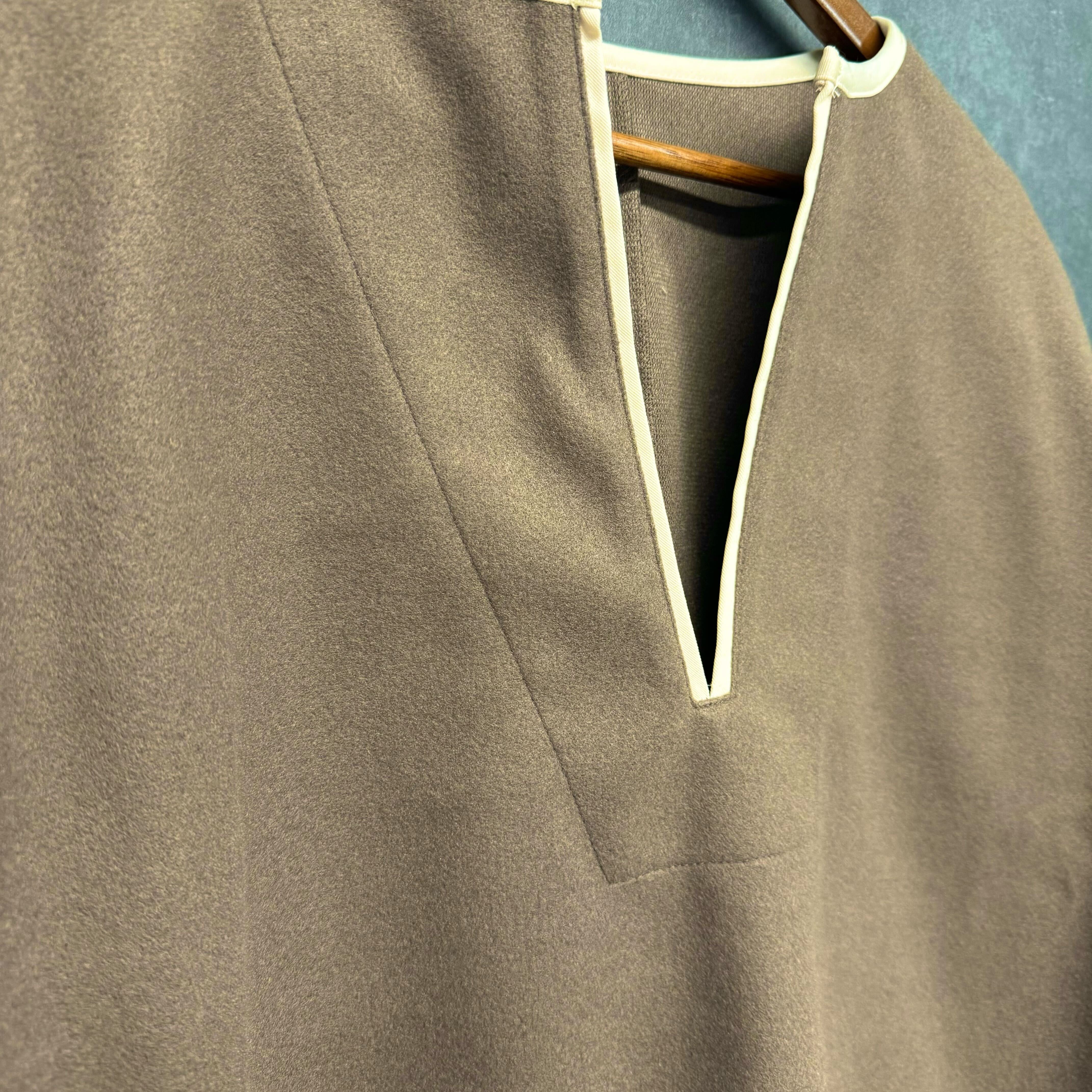 キーネック配色パイピングプルオーバー モカ※10/28迄に順次発送予定