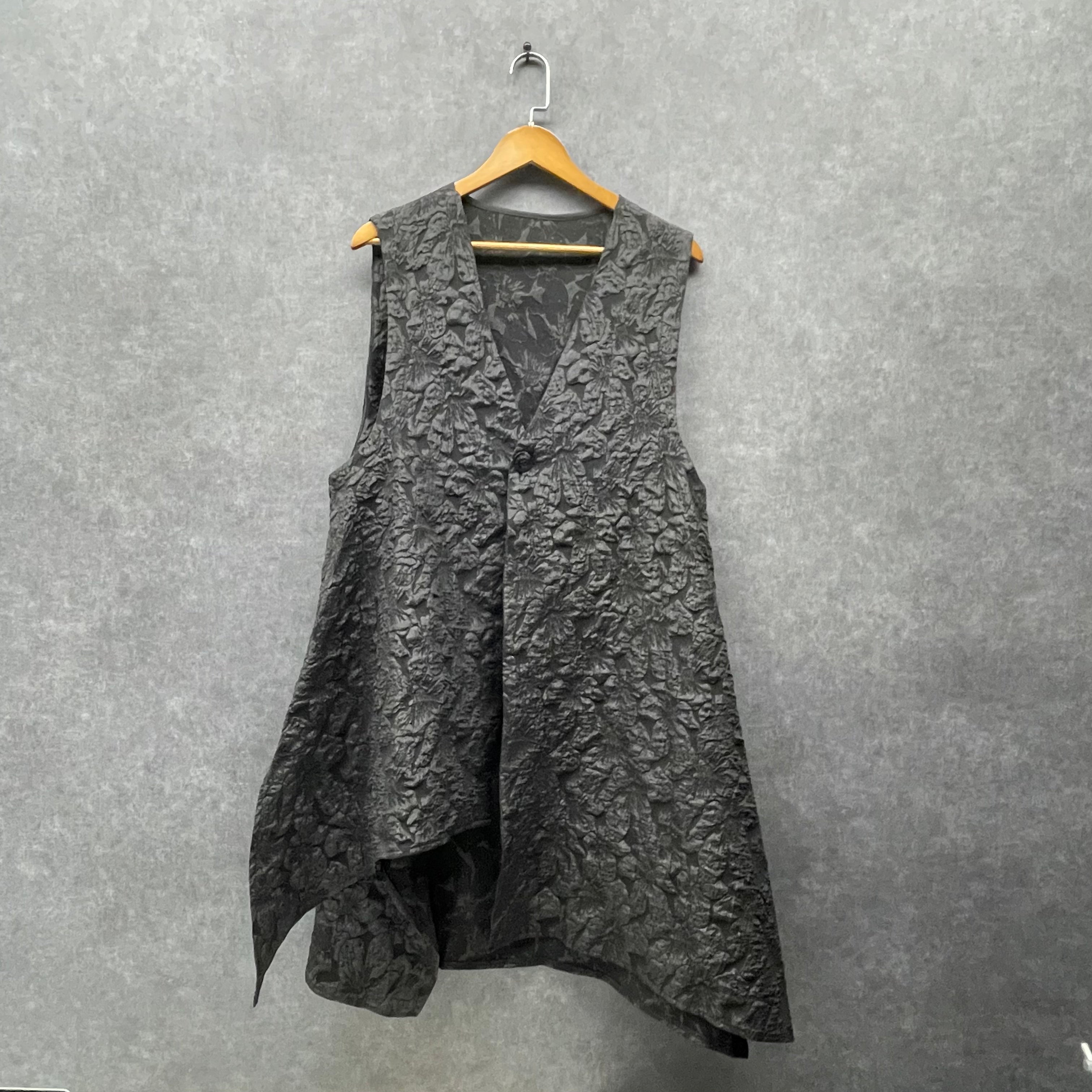 【在庫5点以下】花柄膨れジャガード アシメロングベスト ブラック ※4/15迄に順次発送予定