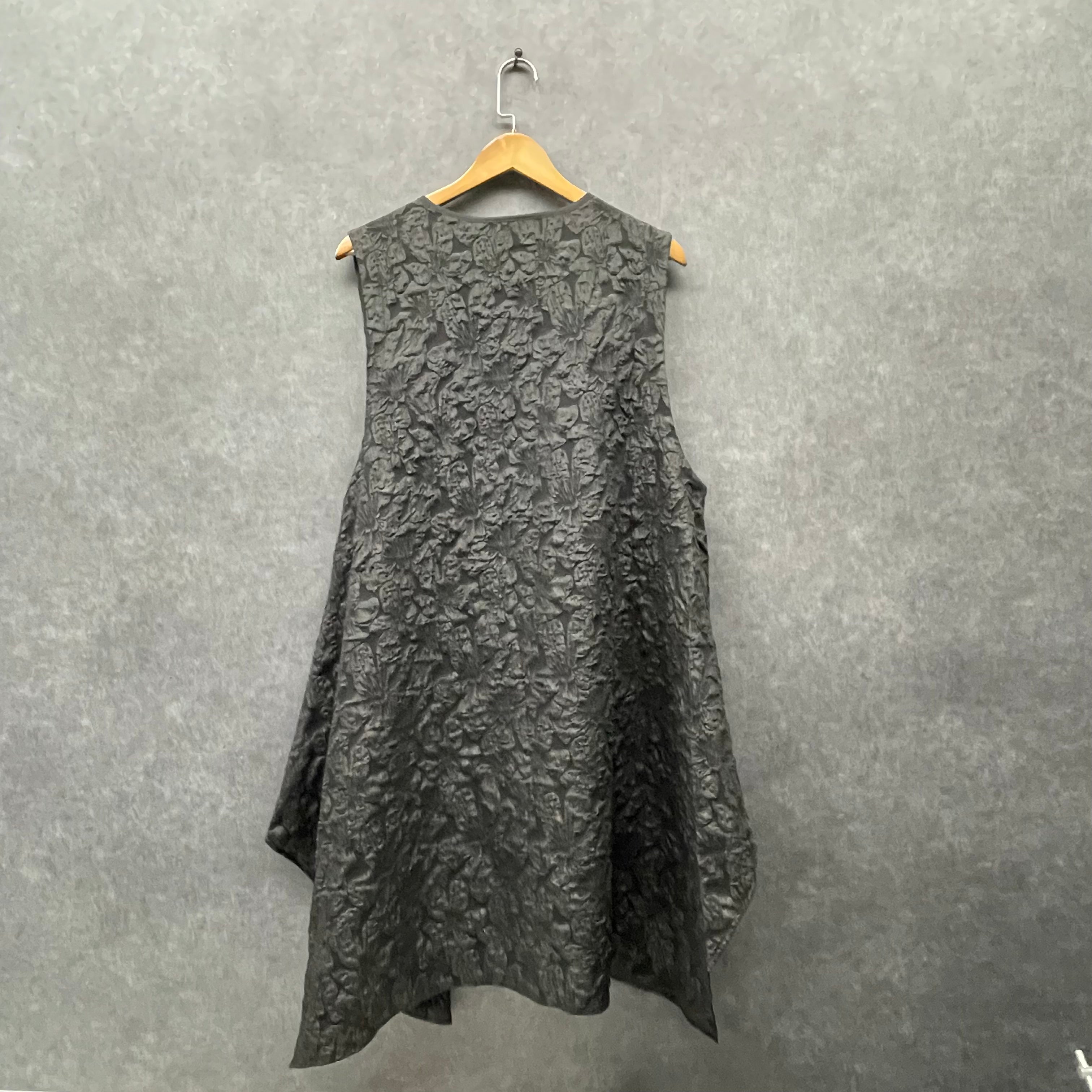 【在庫5点以下】花柄膨れジャガード アシメロングベスト ブラック ※4/15迄に順次発送予定