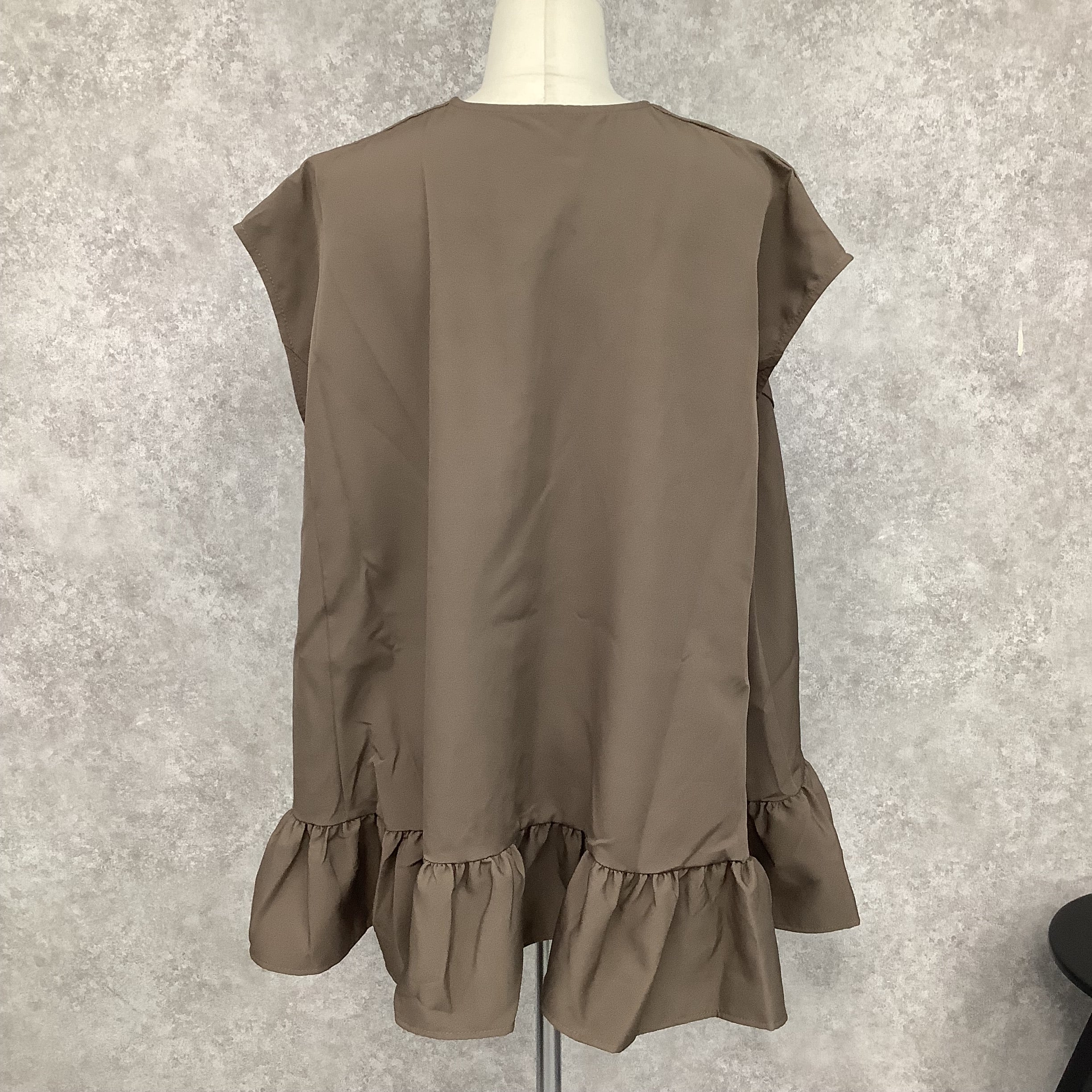 ダブルクロス裾フリルベスト　ベージュ　