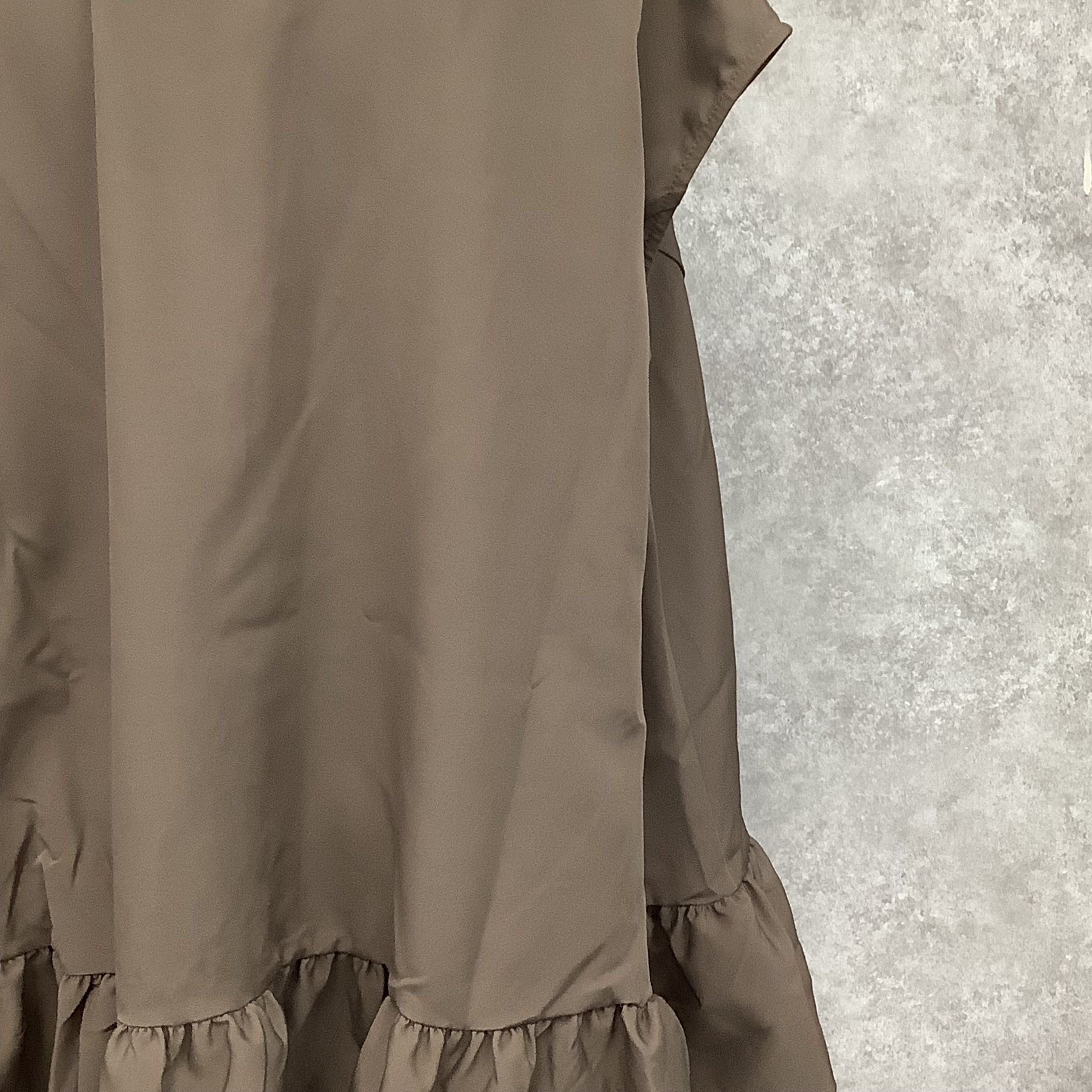 ダブルクロス裾フリルベスト　ベージュ　