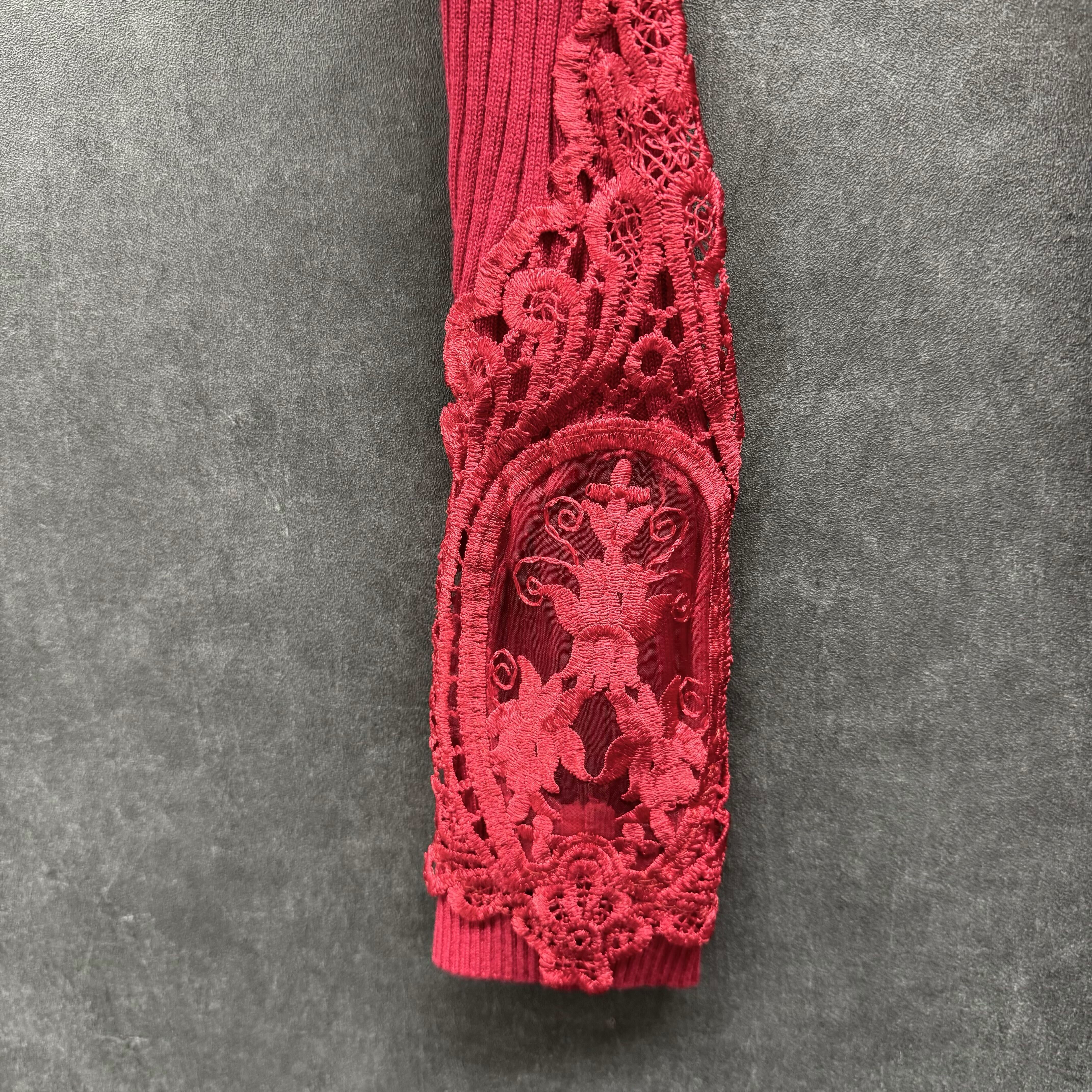 刺繍レース袖のリブタートルニット レッド※12/9迄に順次発送予定