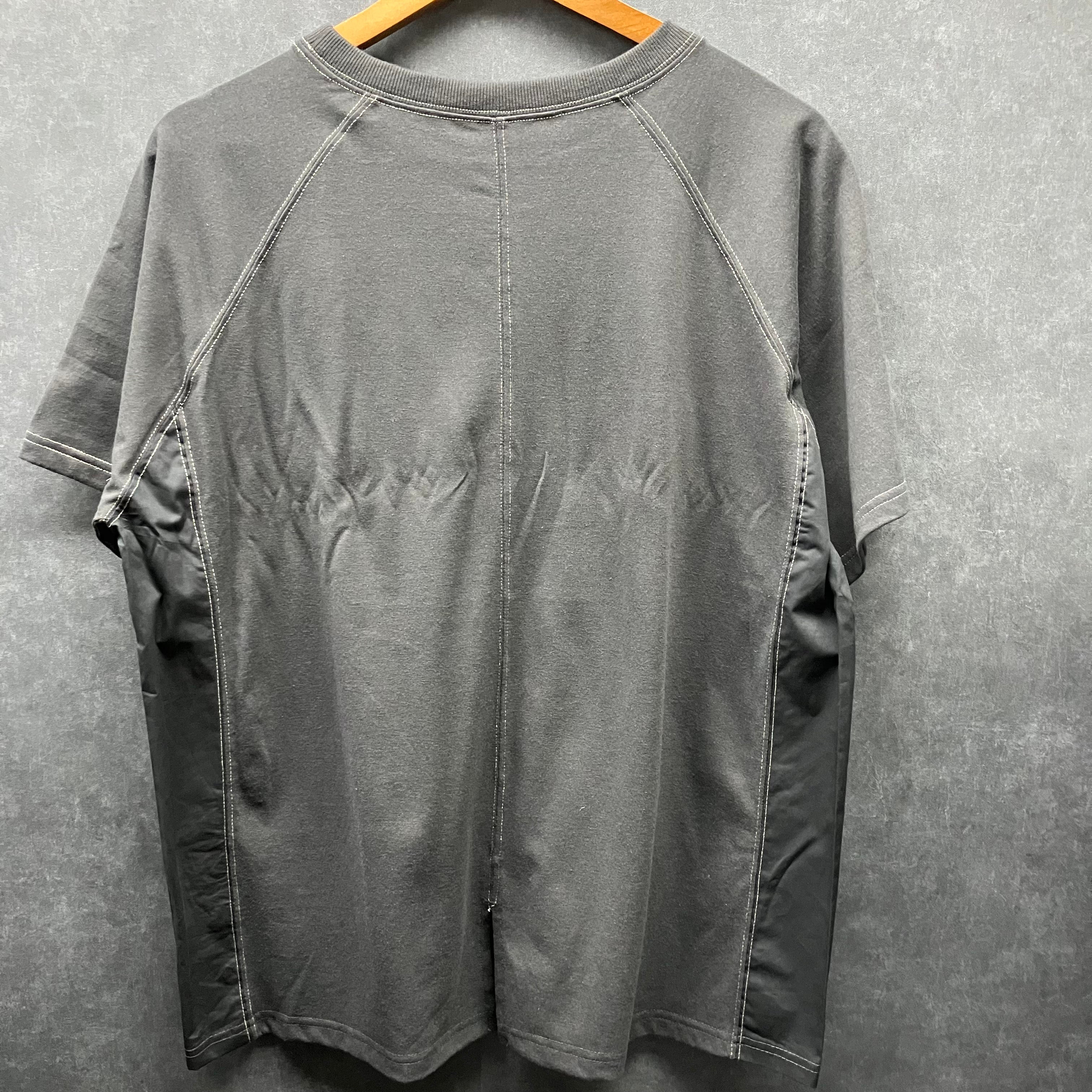 異素材切替ロゴカットソー チャコールグレー※7/16～22迄に順次発送予定