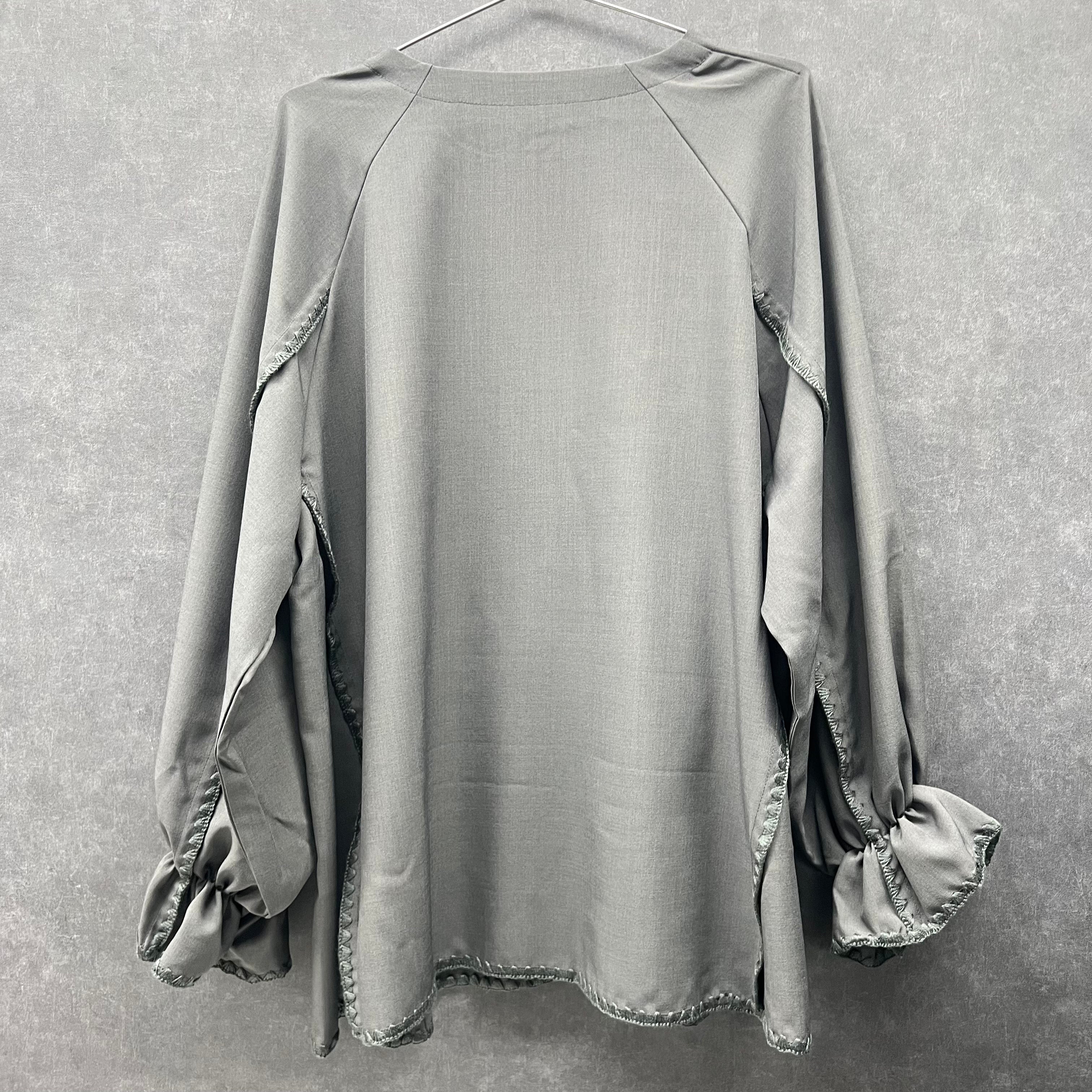 【在庫5点以下】袖絞りステッチ入トップスグレー ※4/15迄に順次発送予定