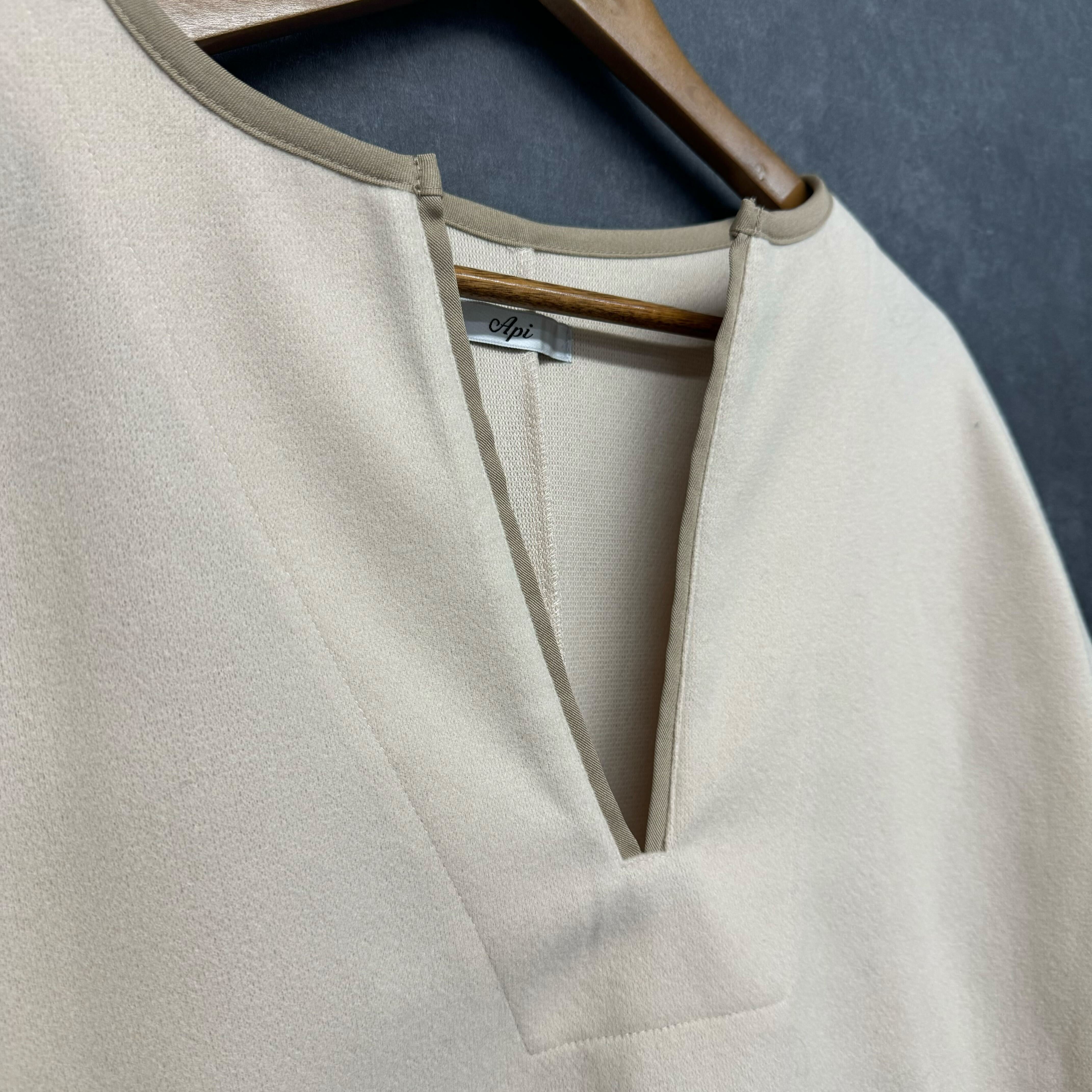 キーネック配色パイピングプルオーバー　ベージュ※10/28迄に順次発送予定